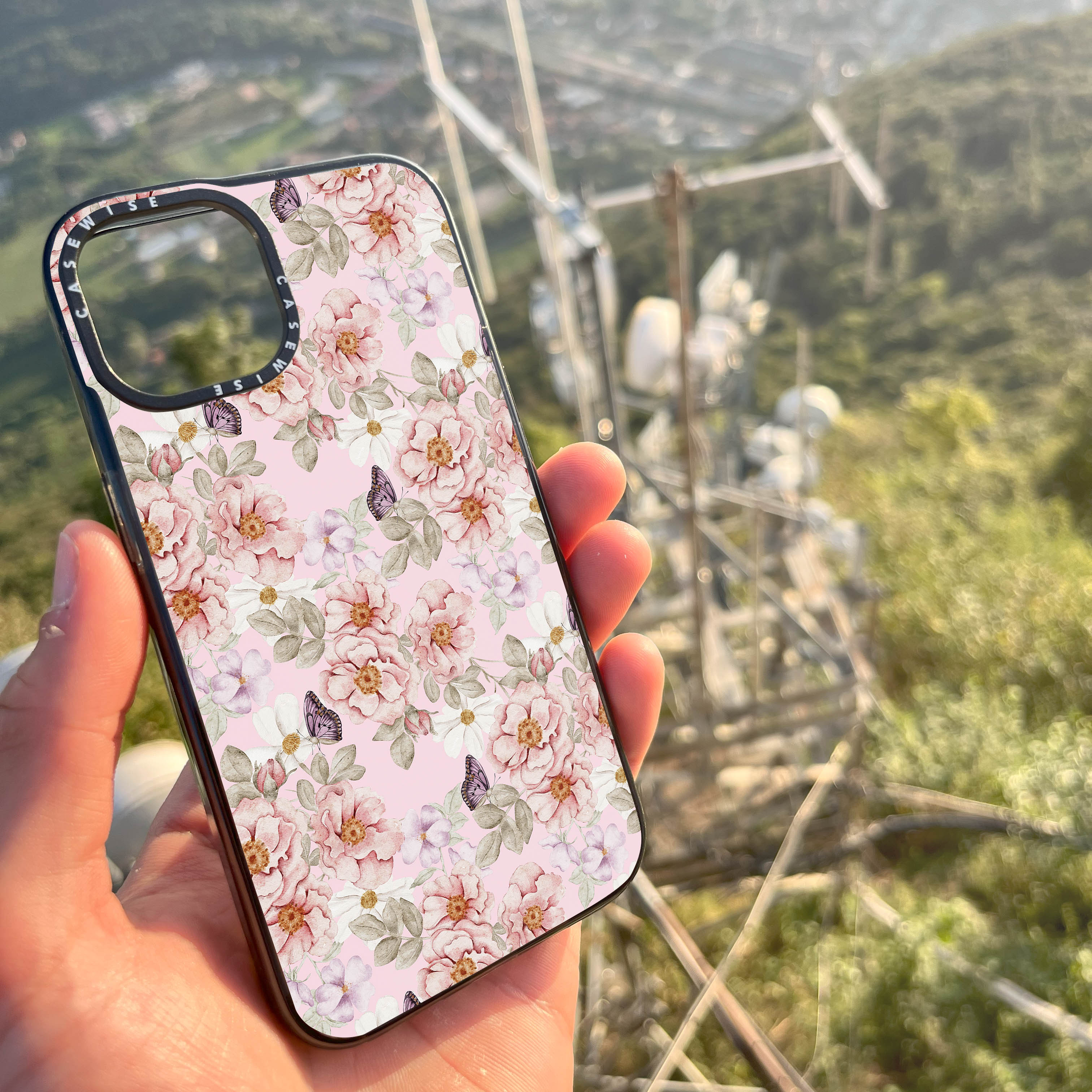 Ein Blumengarten auf einem rosa Hintergrund - Hülle