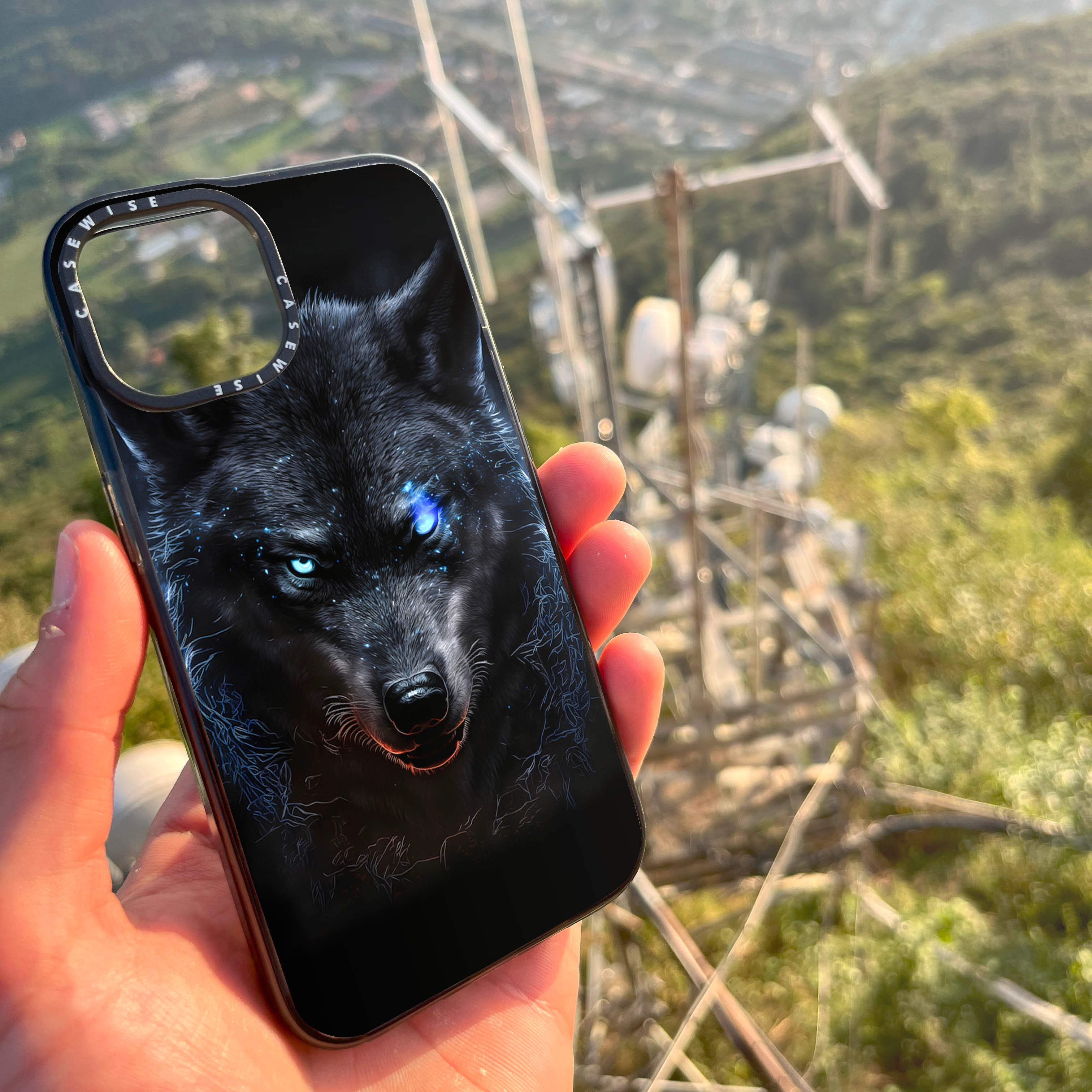 schwarze wütende wolfblaue Augen - Hülle