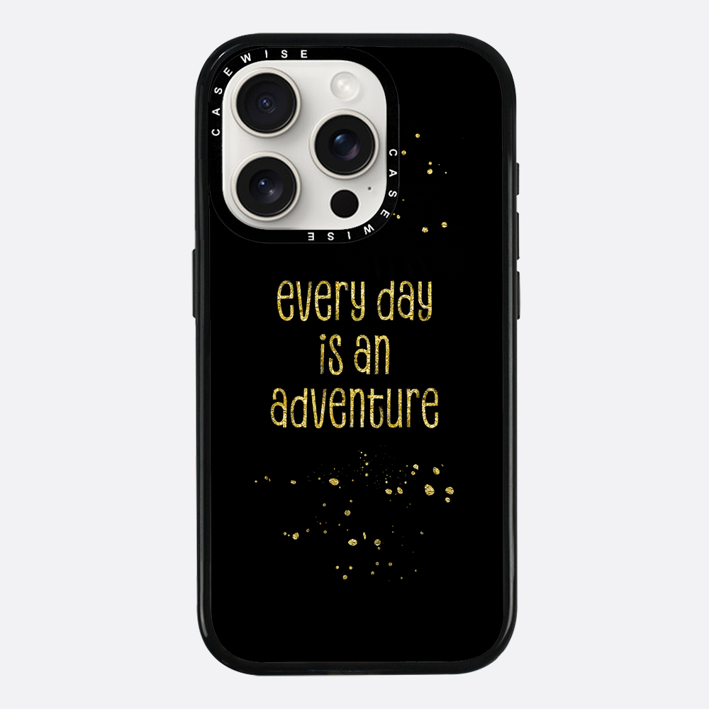 Textkunst Gold jeden Tag ist ein Abenteuer - Hülle