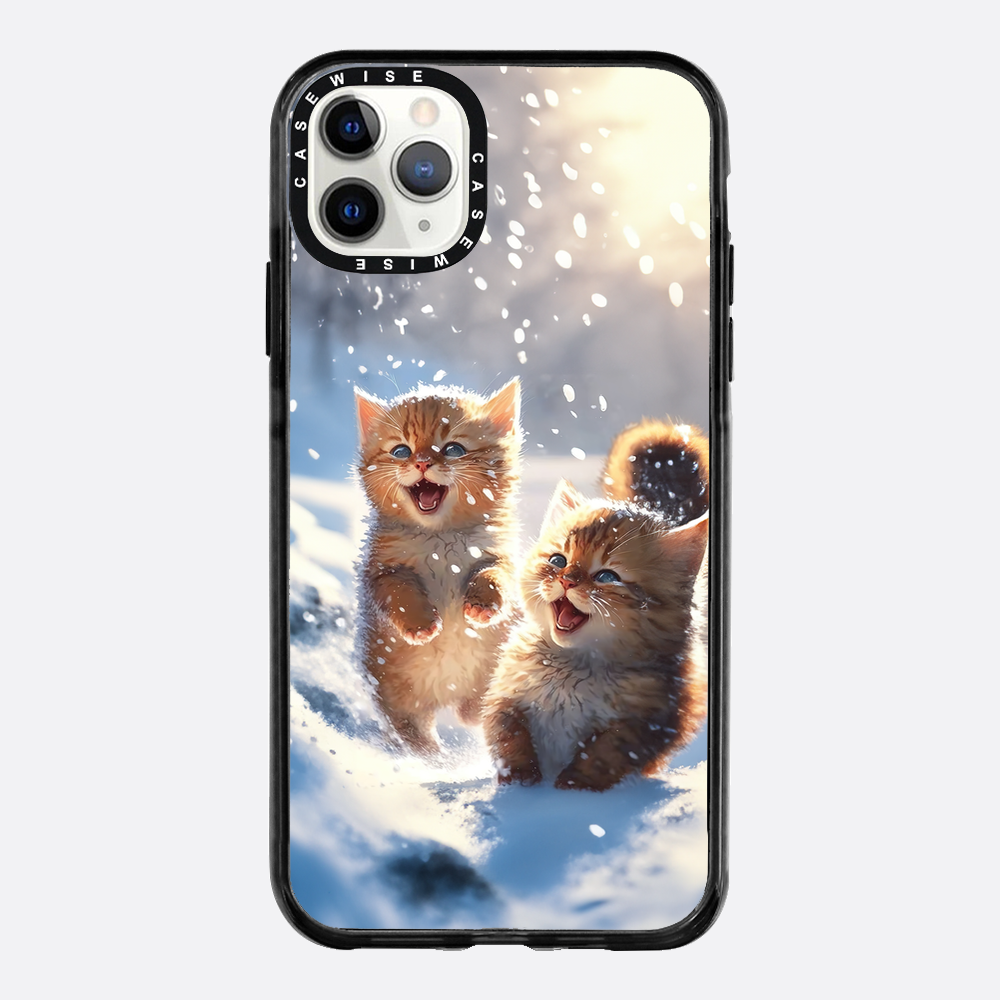 Katzen, die im Schnee spielen - Hülle