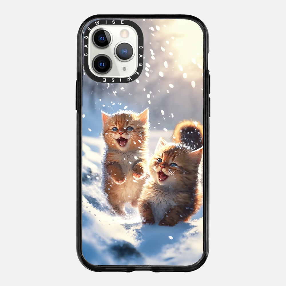Katzen, die im Schnee spielen - Hülle