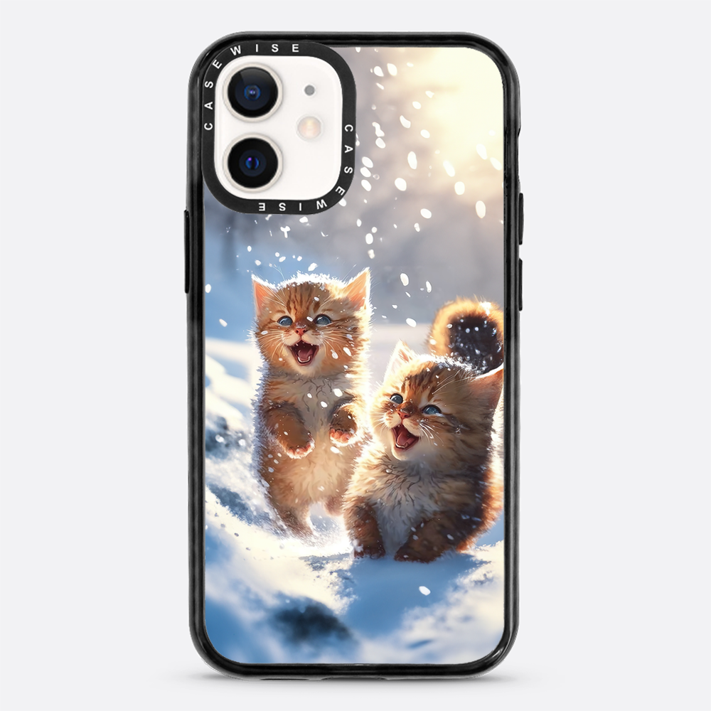 Katzen, die im Schnee spielen - Hülle