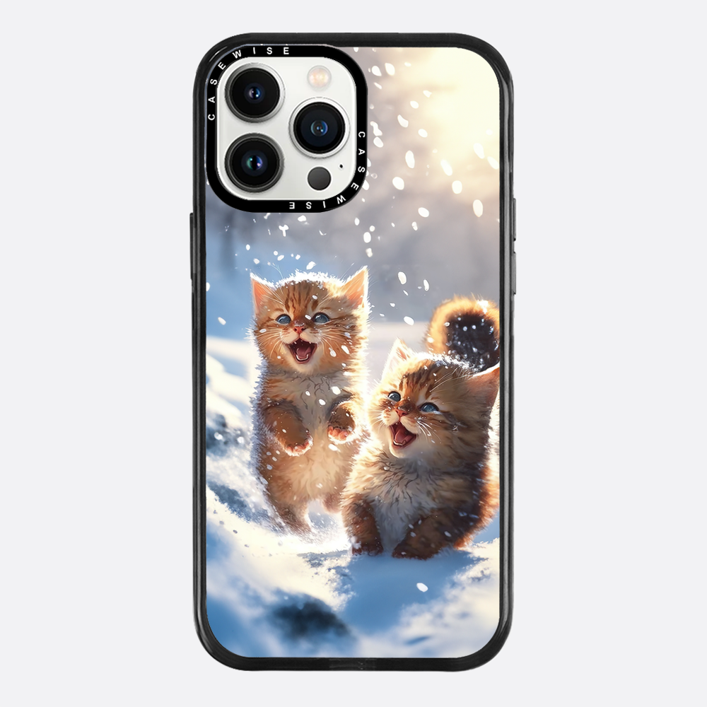 Katzen, die im Schnee spielen - Hülle
