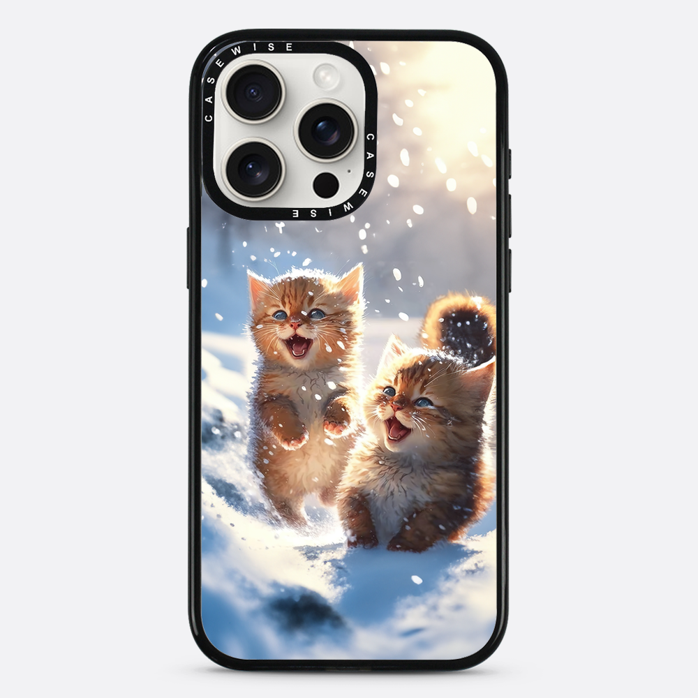 Katzen, die im Schnee spielen - Hülle
