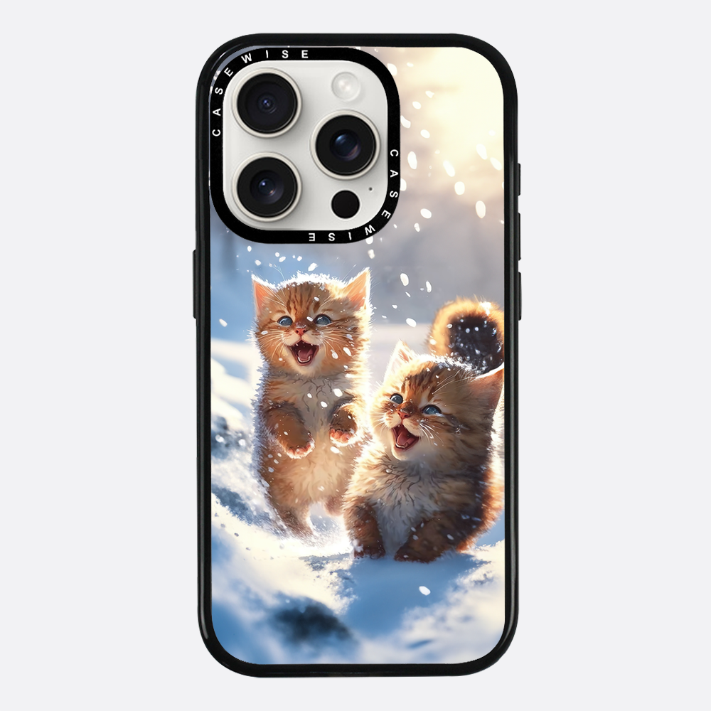 Katzen, die im Schnee spielen - Hülle