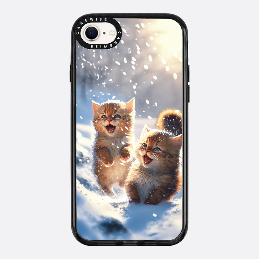 Katzen, die im Schnee spielen - Hülle