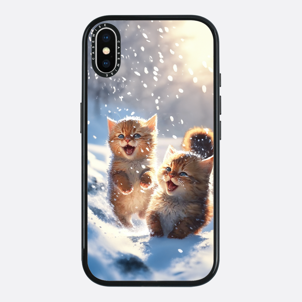 Katzen, die im Schnee spielen - Hülle