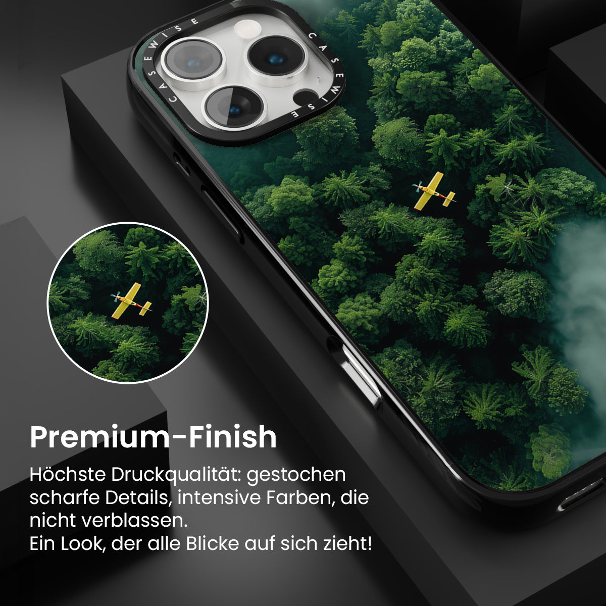 Gelbes Flugzeug über dem mysteriösen Wald im Nebel - Hülle