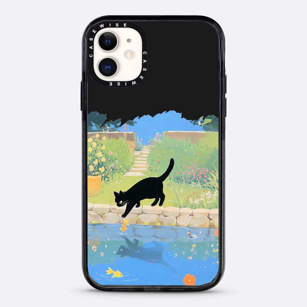 Schwarze Katze und Goldfische am Teich - Hülle