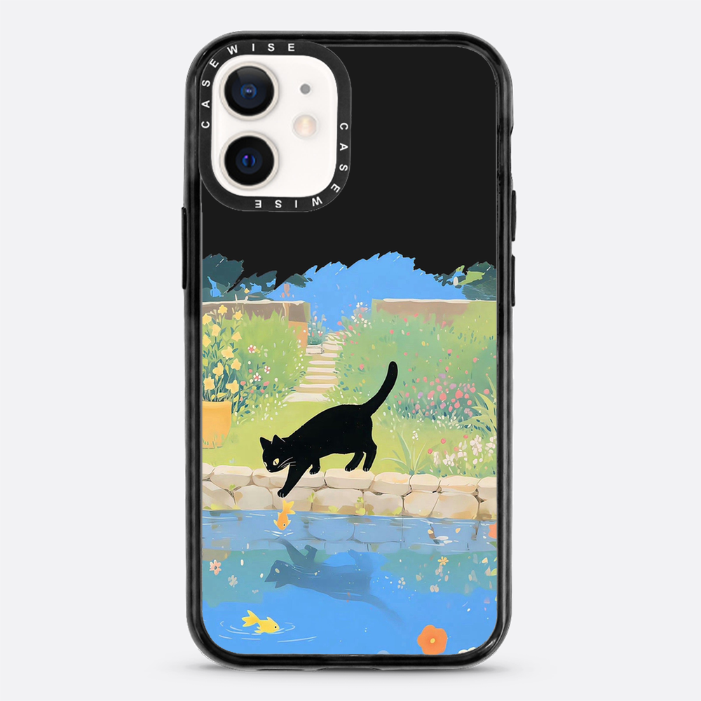 Schwarze Katze und Goldfische am Teich - Hülle