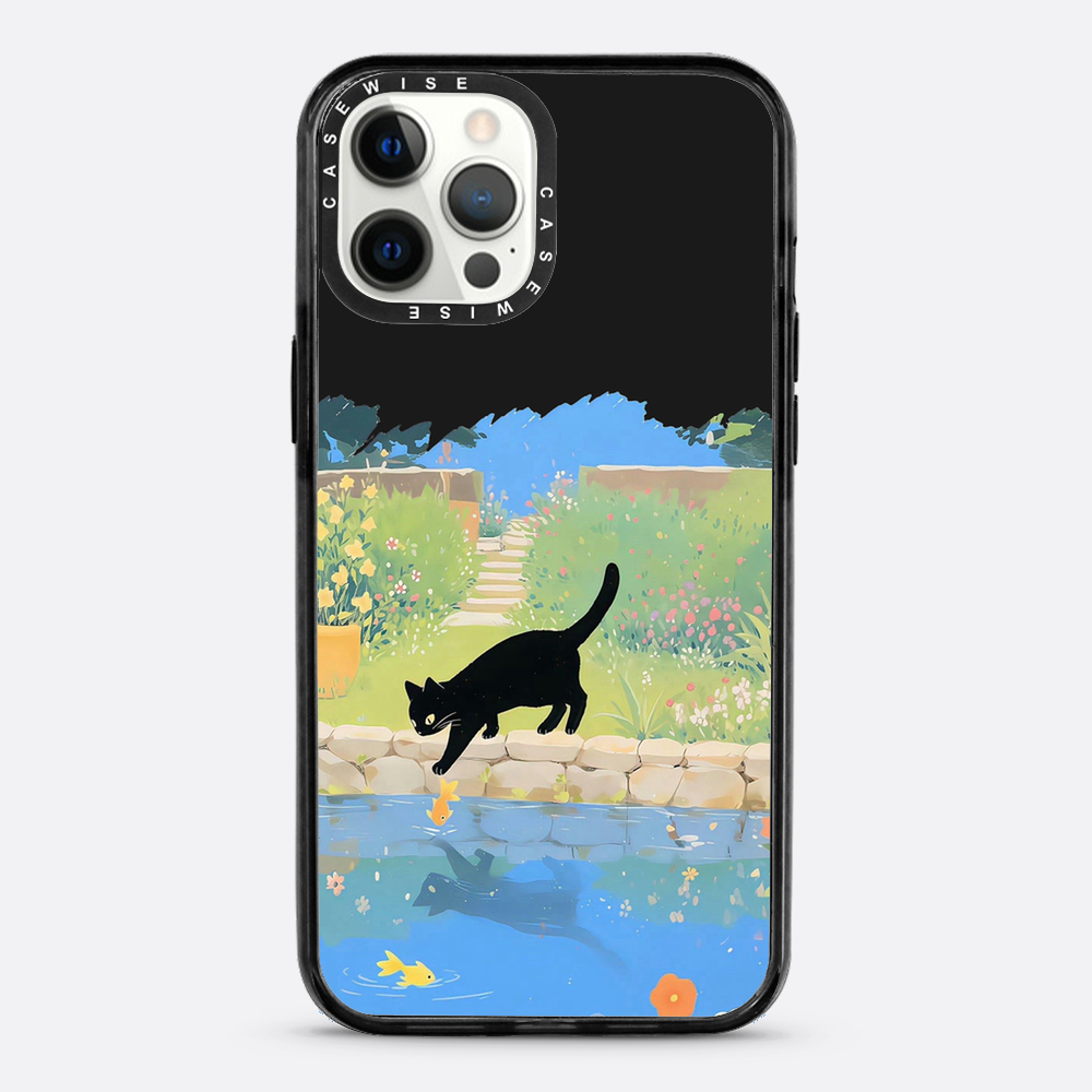 Schwarze Katze und Goldfische am Teich - Hülle
