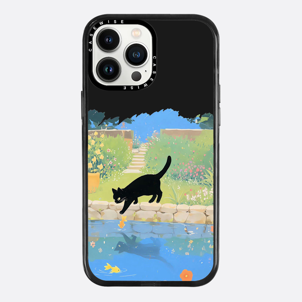 Schwarze Katze und Goldfische am Teich - Hülle