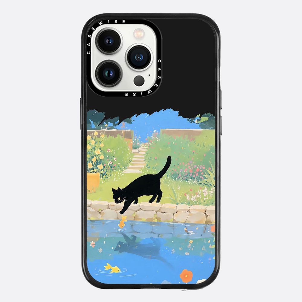 Schwarze Katze und Goldfische am Teich - Hülle