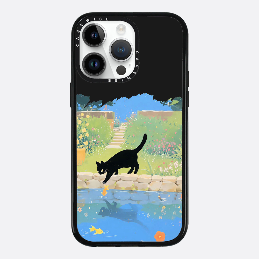 Schwarze Katze und Goldfische am Teich - Hülle