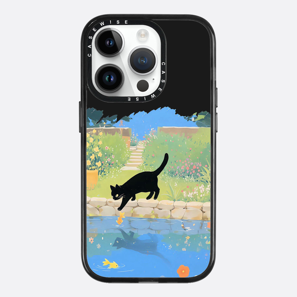 Schwarze Katze und Goldfische am Teich - Hülle