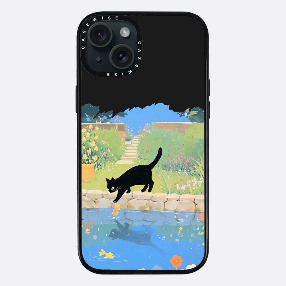 Schwarze Katze und Goldfische am Teich - Hülle