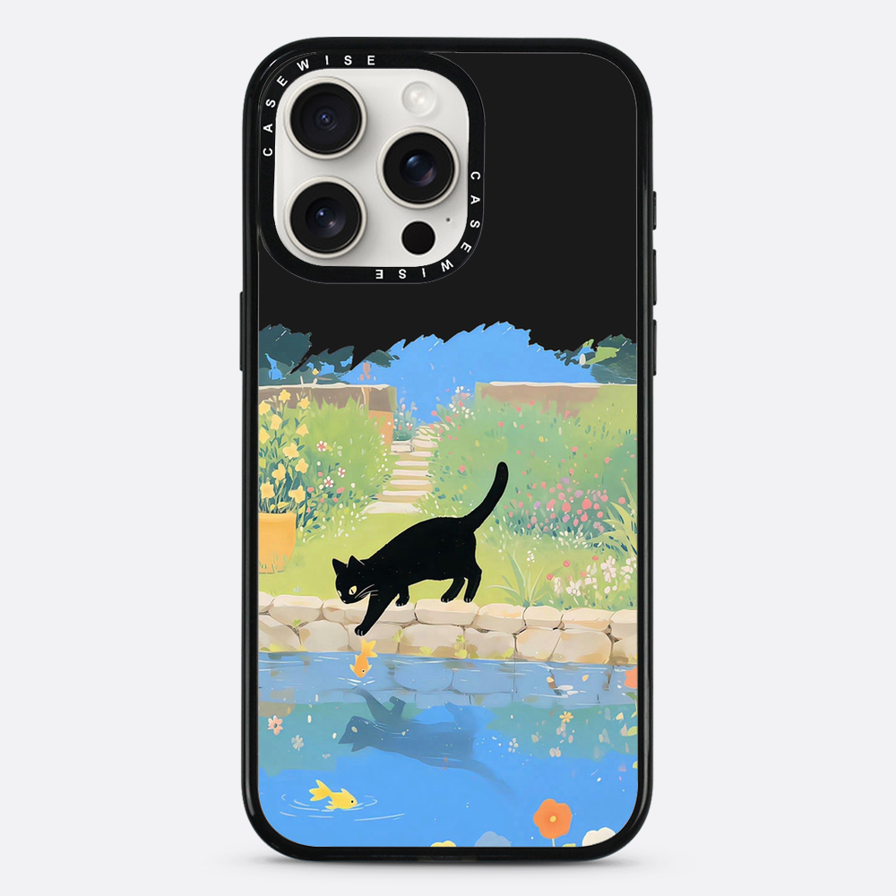 Schwarze Katze und Goldfische am Teich - Hülle