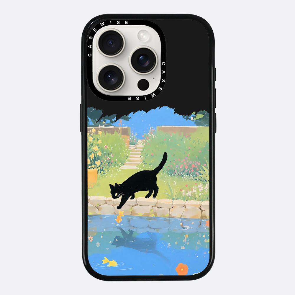 Schwarze Katze und Goldfische am Teich - Hülle