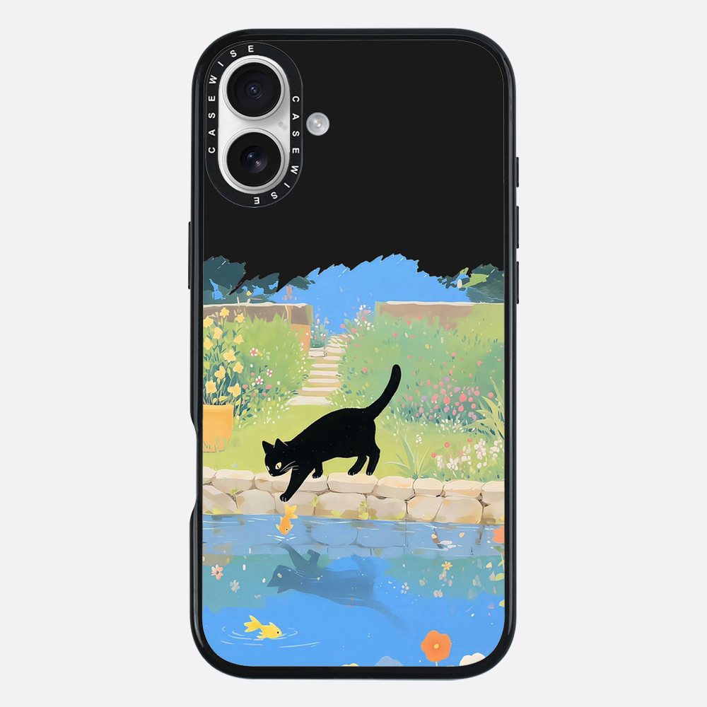 Schwarze Katze und Goldfische am Teich - Hülle