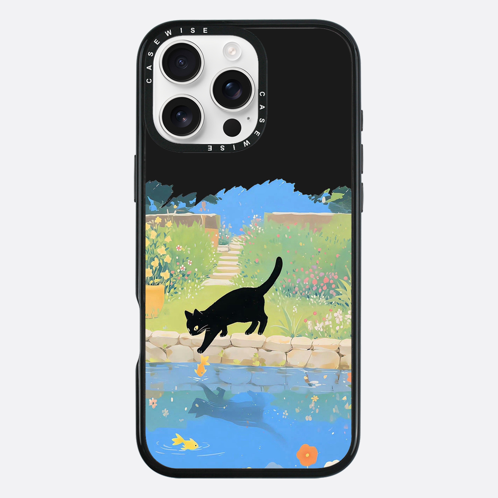 Schwarze Katze und Goldfische am Teich - Hülle