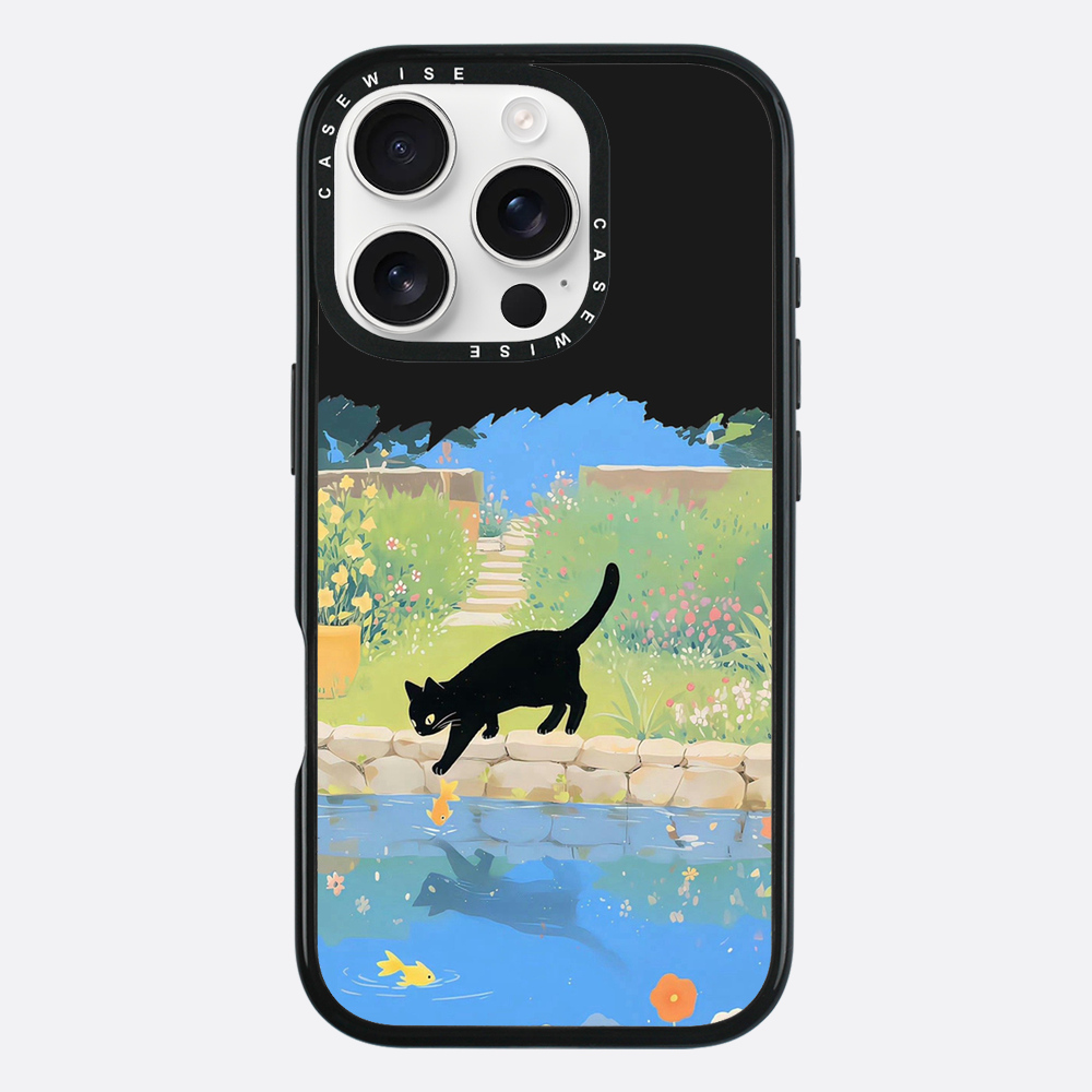 Schwarze Katze und Goldfische am Teich - Hülle