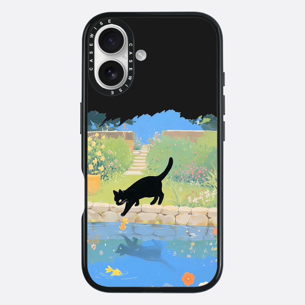 Schwarze Katze und Goldfische am Teich - Hülle