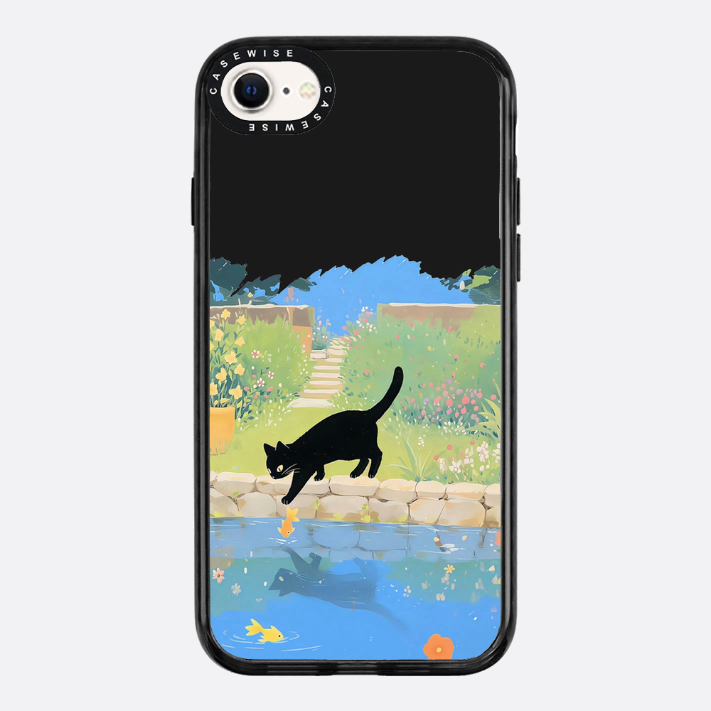 Schwarze Katze und Goldfische am Teich - Hülle
