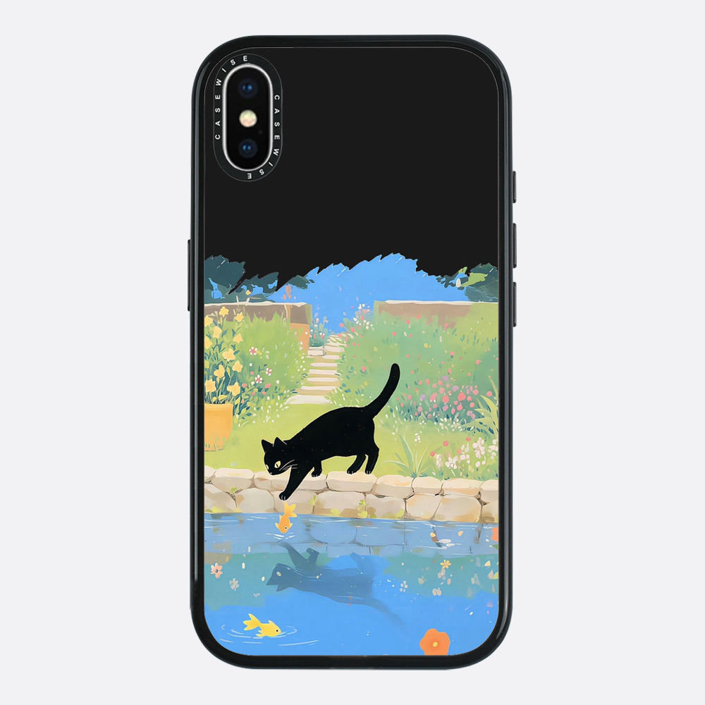 Schwarze Katze und Goldfische am Teich - Hülle