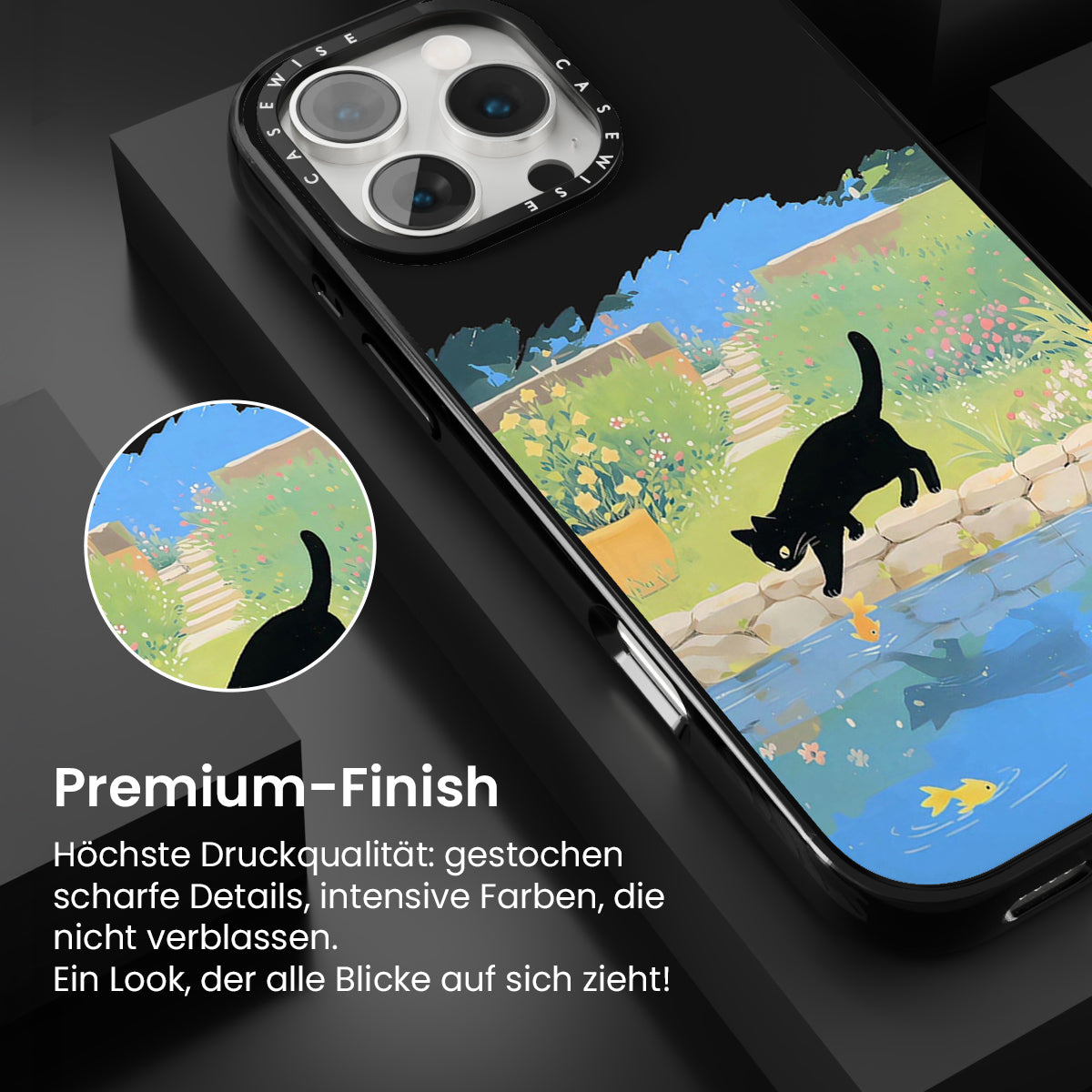 Schwarze Katze und Goldfische am Teich - Hülle